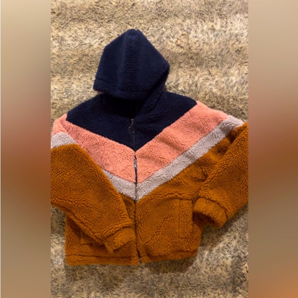 Selling this adorable fleece zip up🖤